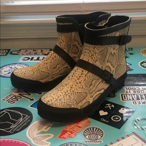 Bearpaw Rainboots